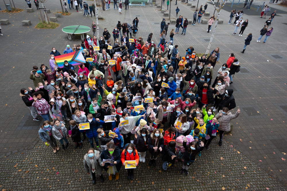 Schüler der Europaschule feiern auf dem Schulhof den Tag der Toleranz