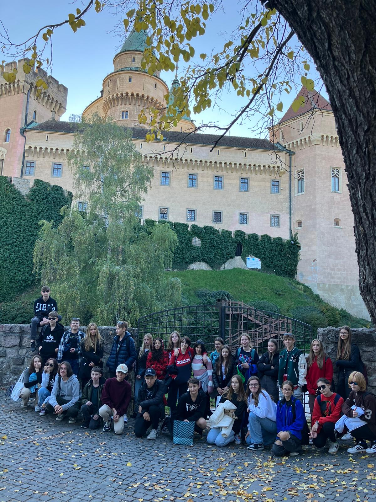 Die teilnehmenden Schüler vor dem Schloss Bojnice