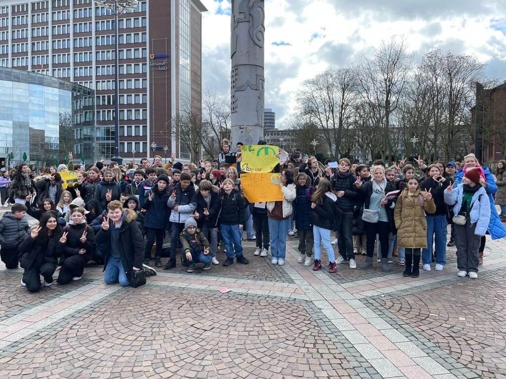 Die Teilnehmer der Friedensdemo auf dem Friedensplatz in Dortmund.