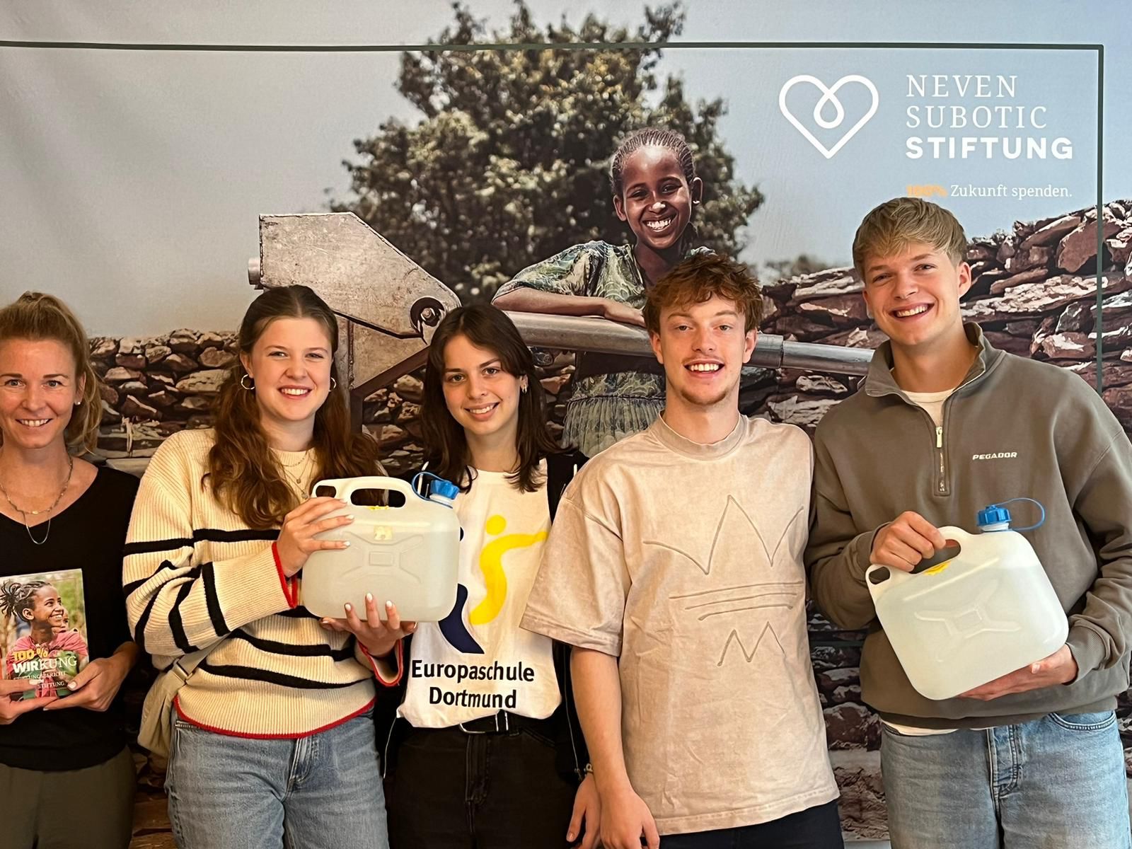 Schüler des Abiturjahrgangs überreichen symbolische Wasserkanister an die Neven Subotic Stiftung
