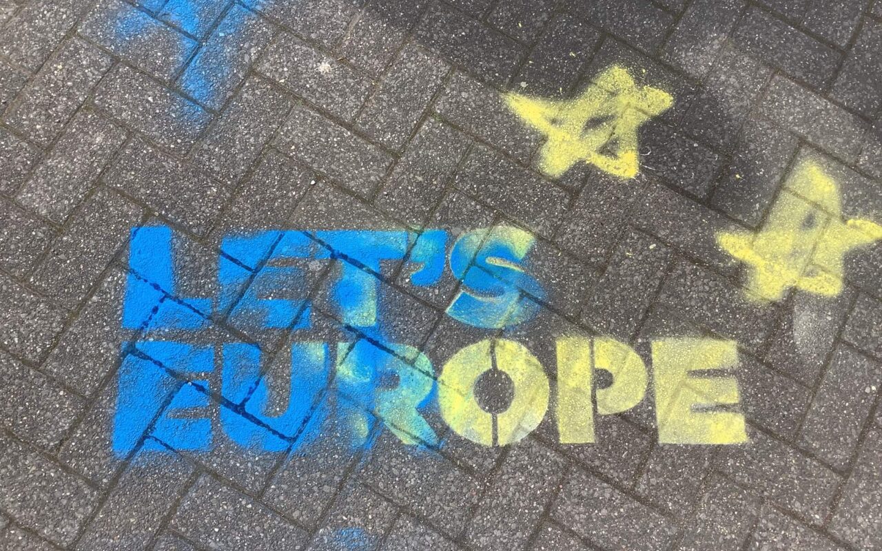 Ein Graffiti mit dem Wahlspruch "Let's Europe" des Filmprojekts.