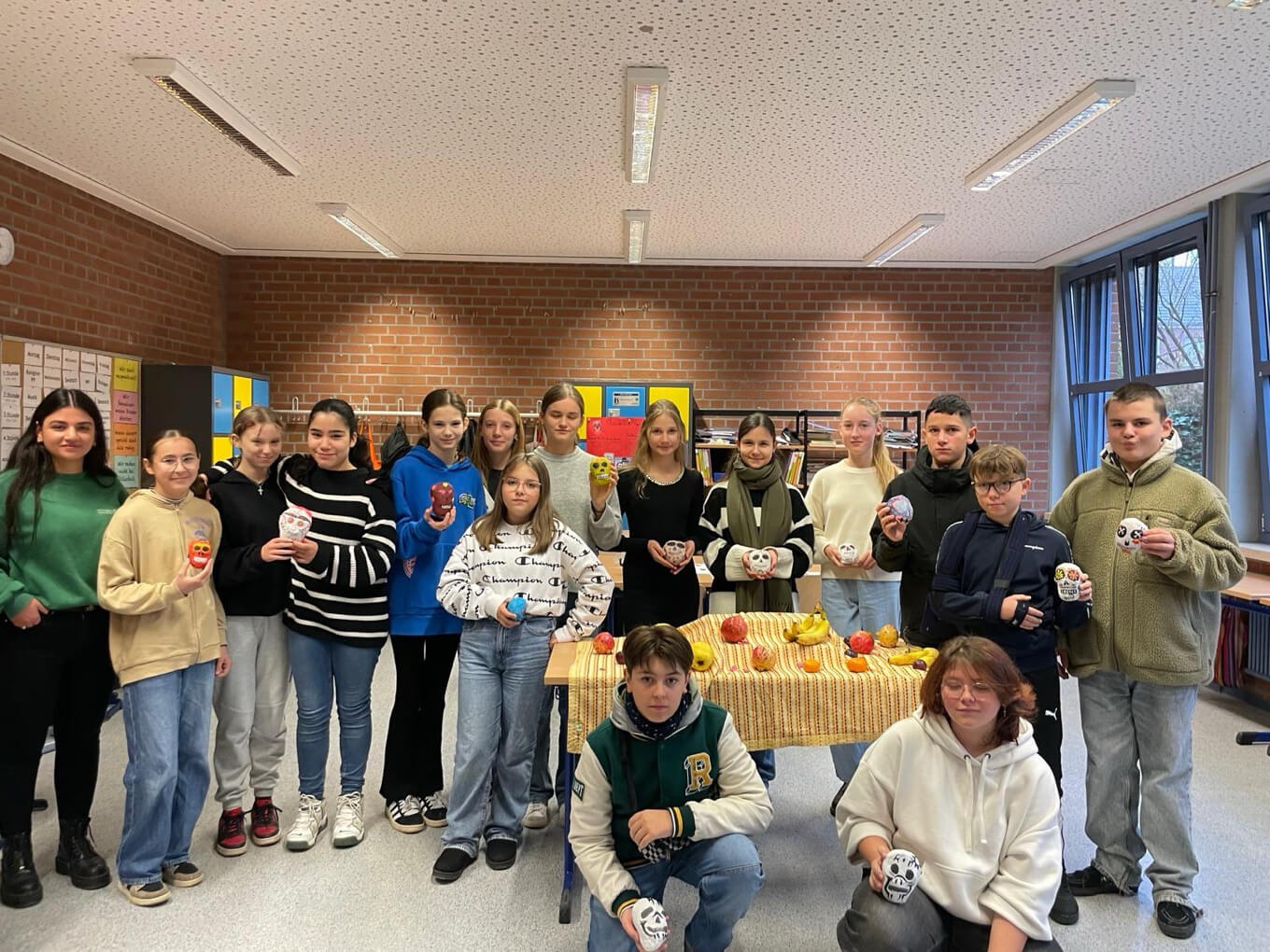 Schüler mit ihren selbstgebastelten Masken.