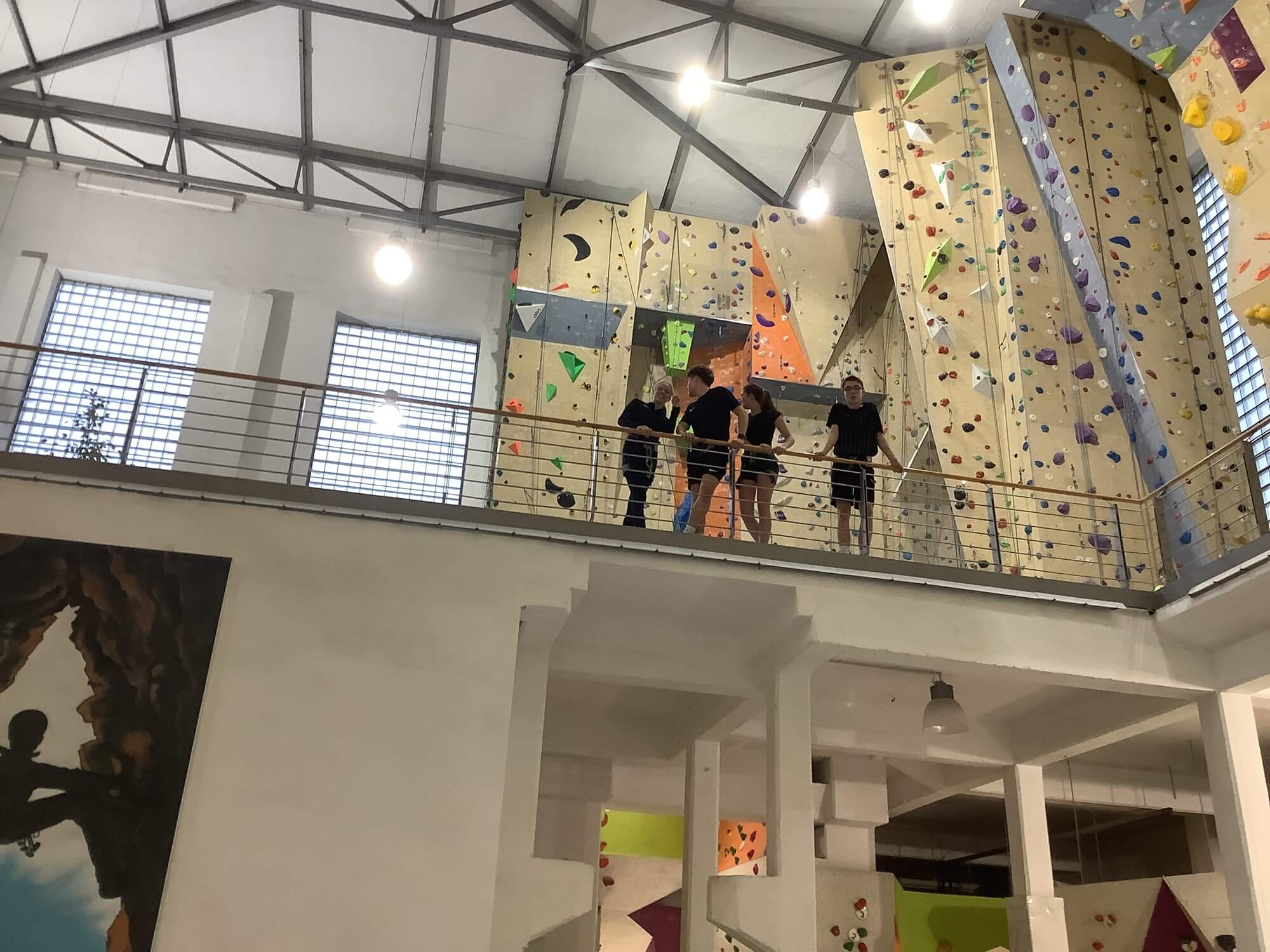 Schüler in der oberen Etage der Kletterhalle Bergwerk.