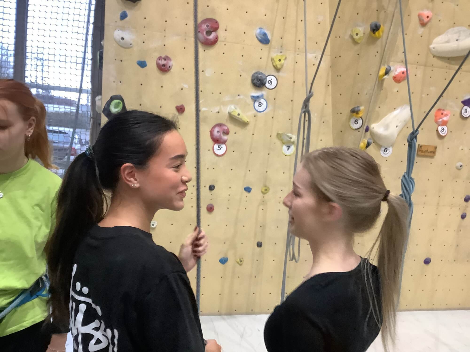 Zwei Schülerinnen beim Sichern in der Kletterhalle Bergwerk.