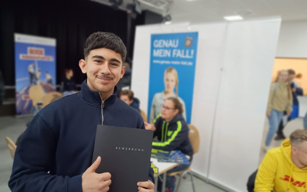 Schüler mit Bewerbungsmappe bei der Berufsbildungsmesse.