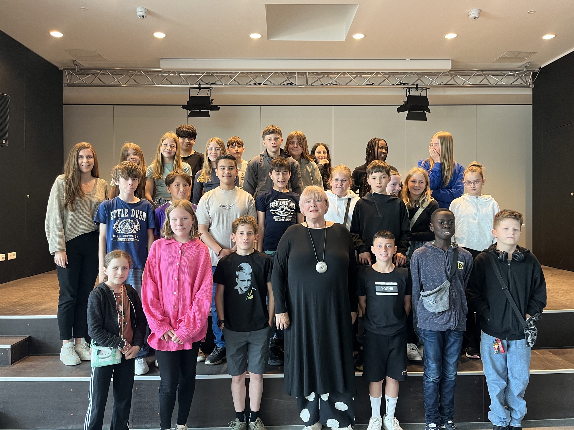 Autorin Jutta Richter zu Besuch 2 Klassenfoto mit Jutta Richter