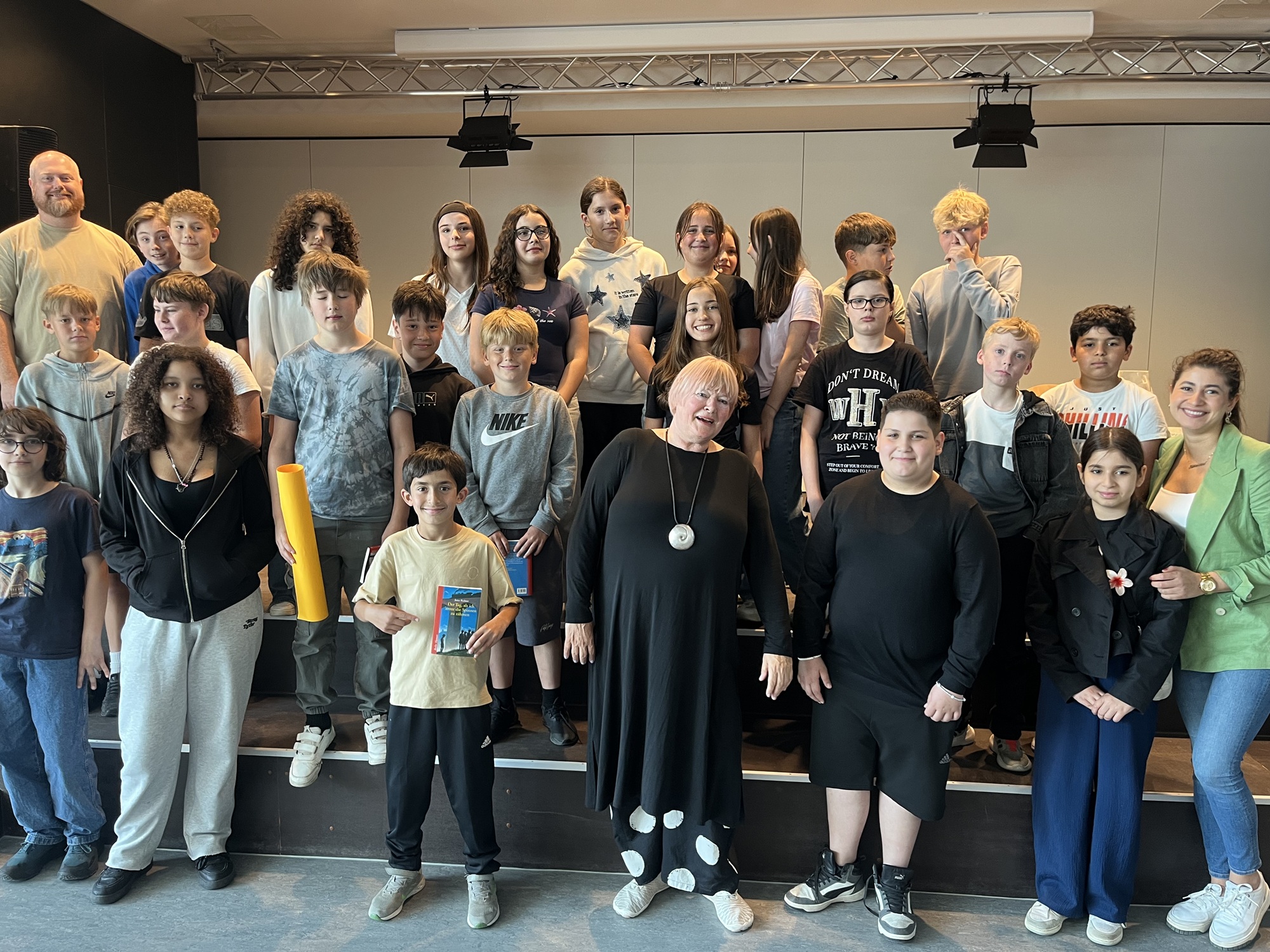 Autorin Jutta Richter zu Besuch 3 Klassenfoto mit Jutta Richter