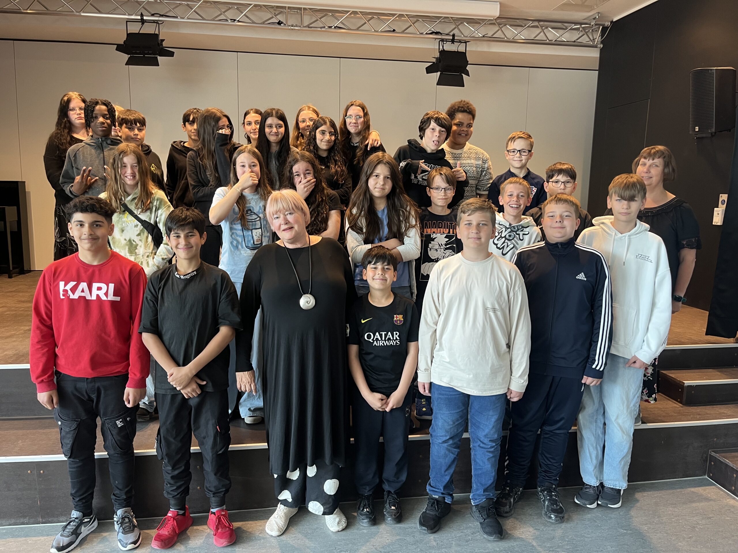 Autorin Jutta Richter zu Besuch 4 Klassenfoto mit Jutta Richter