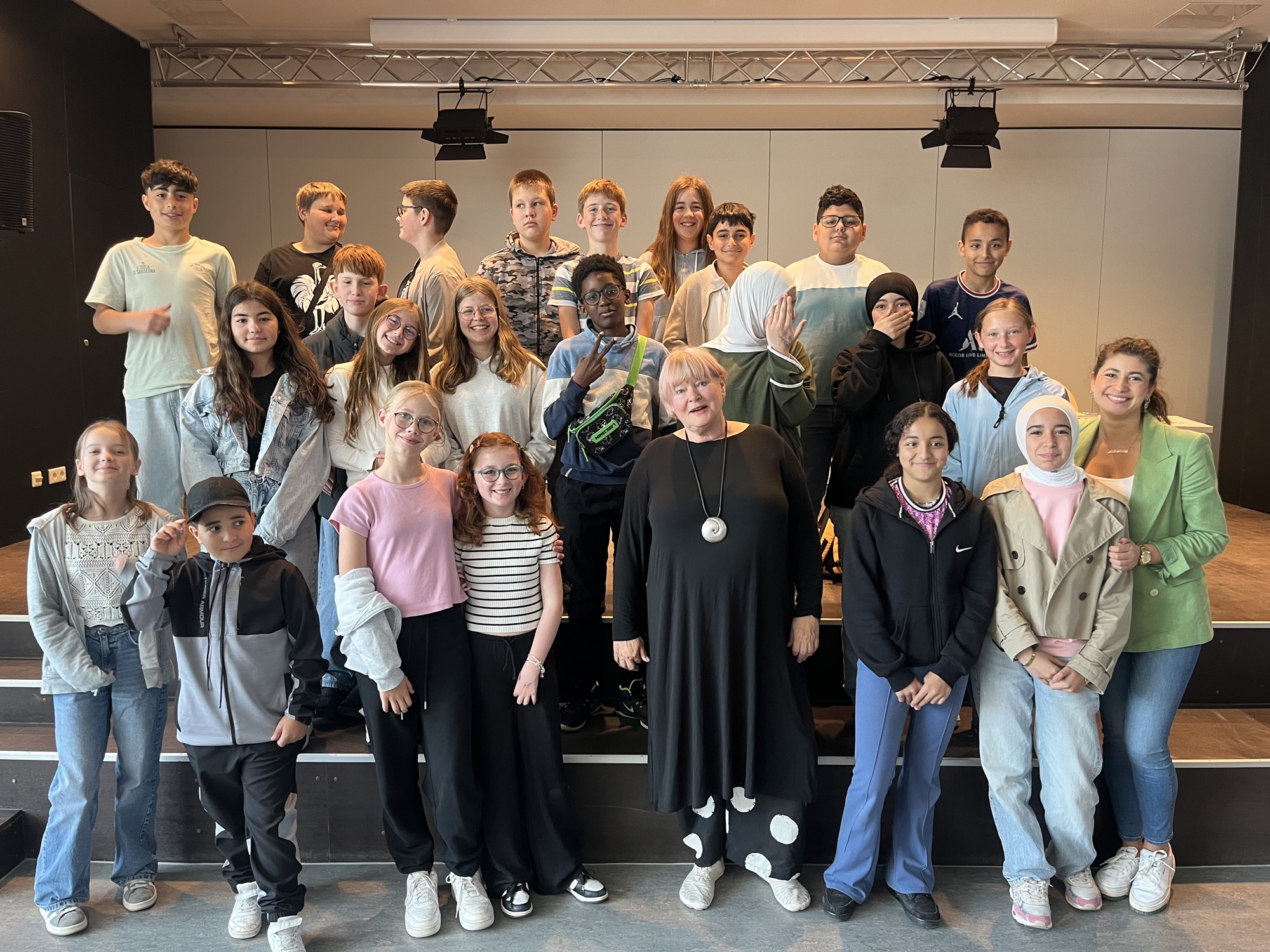 Autorin Jutta Richter zu Besuch 5 Klassenfoto mit Jutta Richter