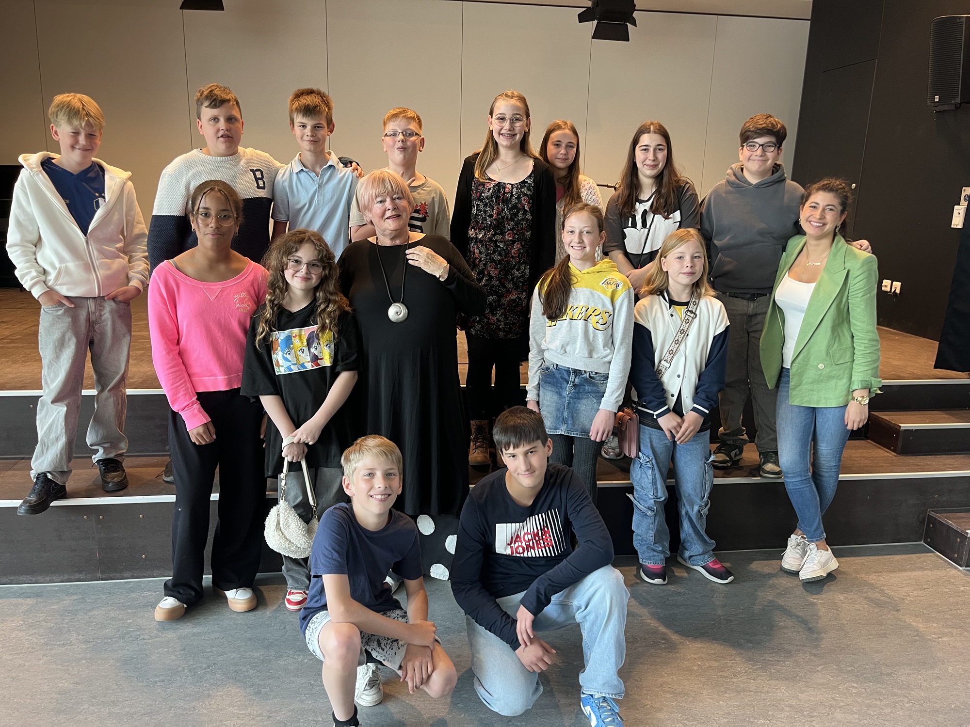 Autorin Jutta Richter zu Besuch 6 Klassenfoto mit Jutta Richter