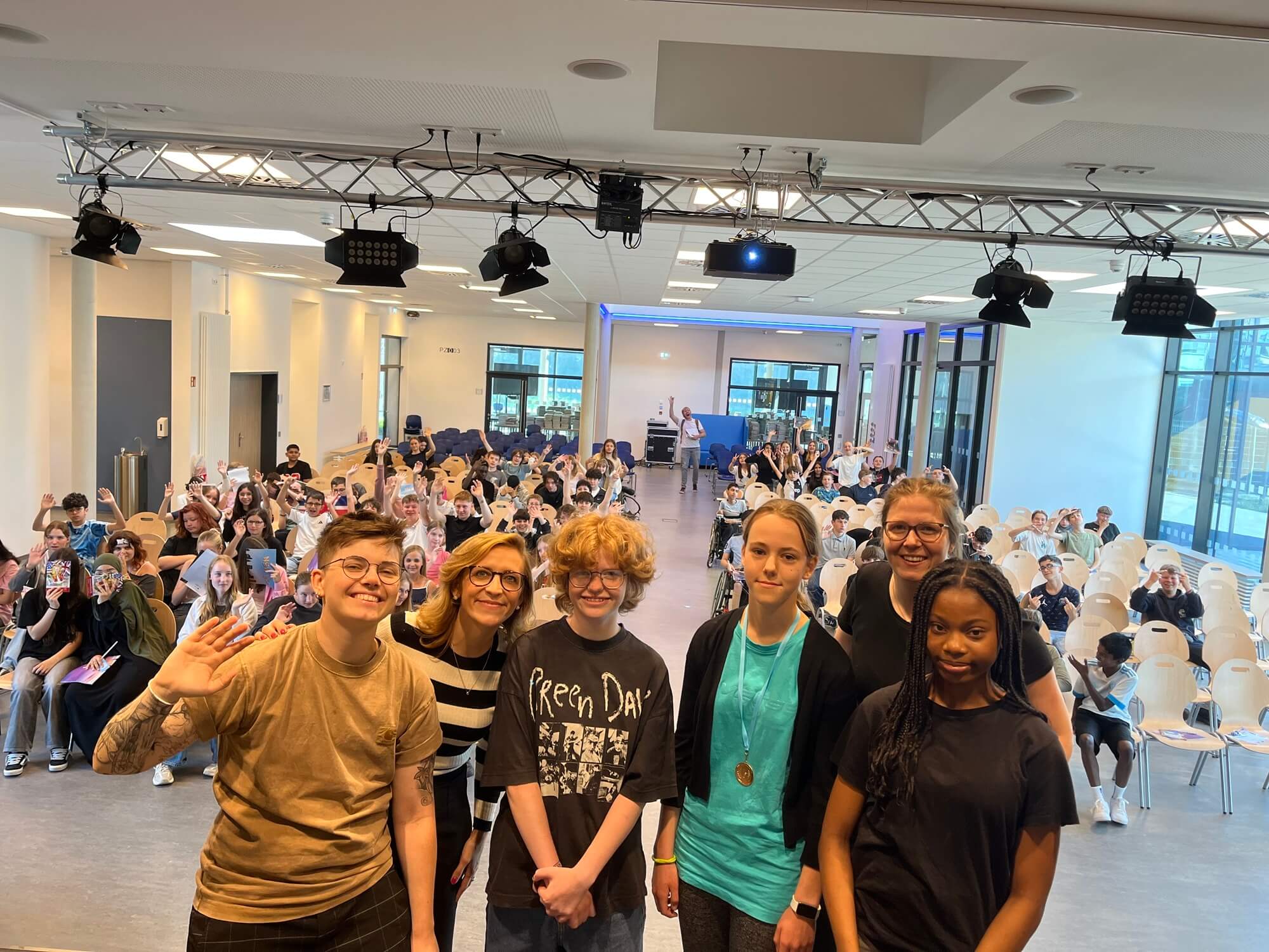 Schüler und Lehrer in der Aula der Europaschule während des Wettbewerbs.