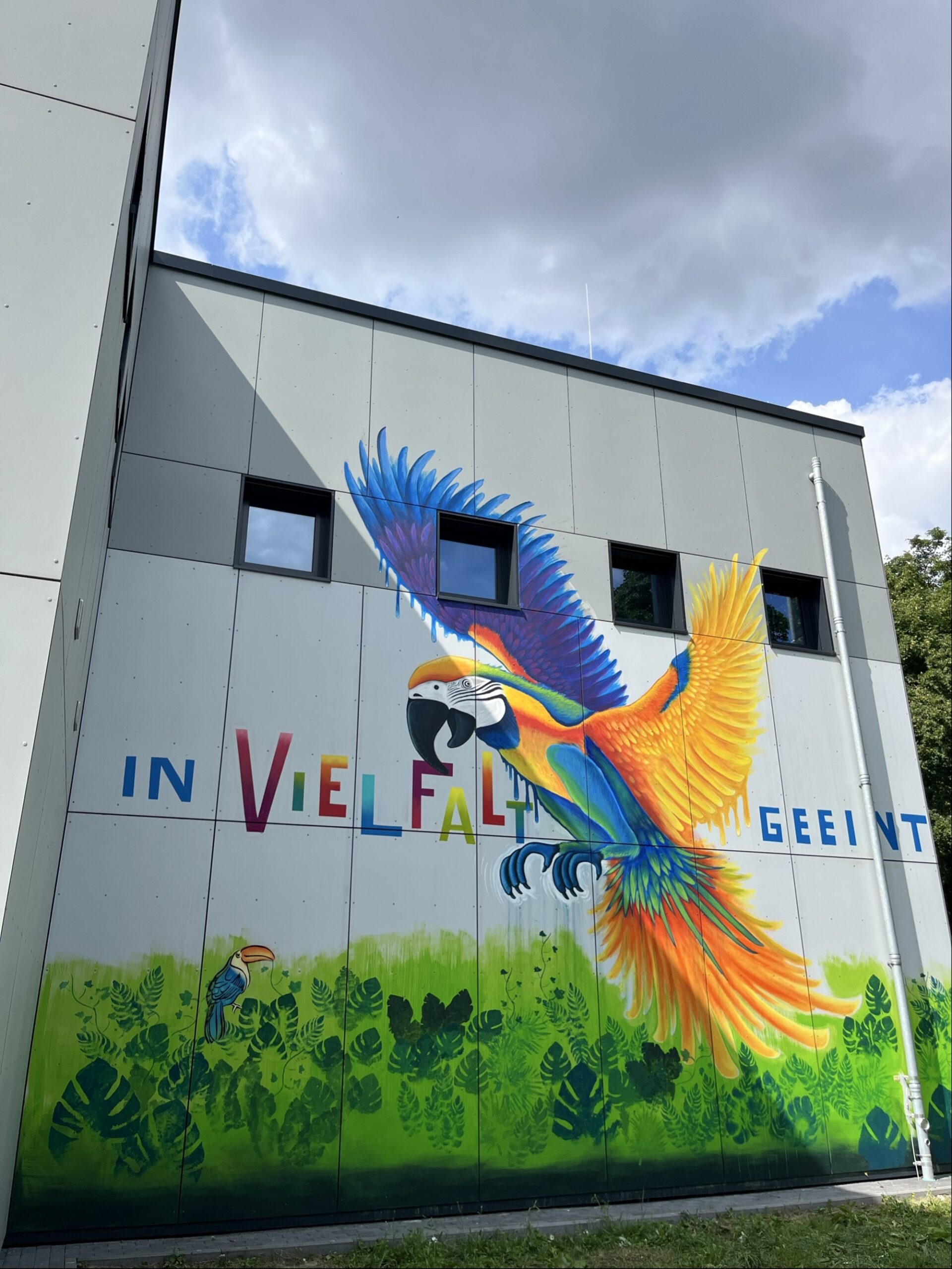 Schulfest 2025_3 Kunstwerk an der Außenwand des Schulgebäudes
