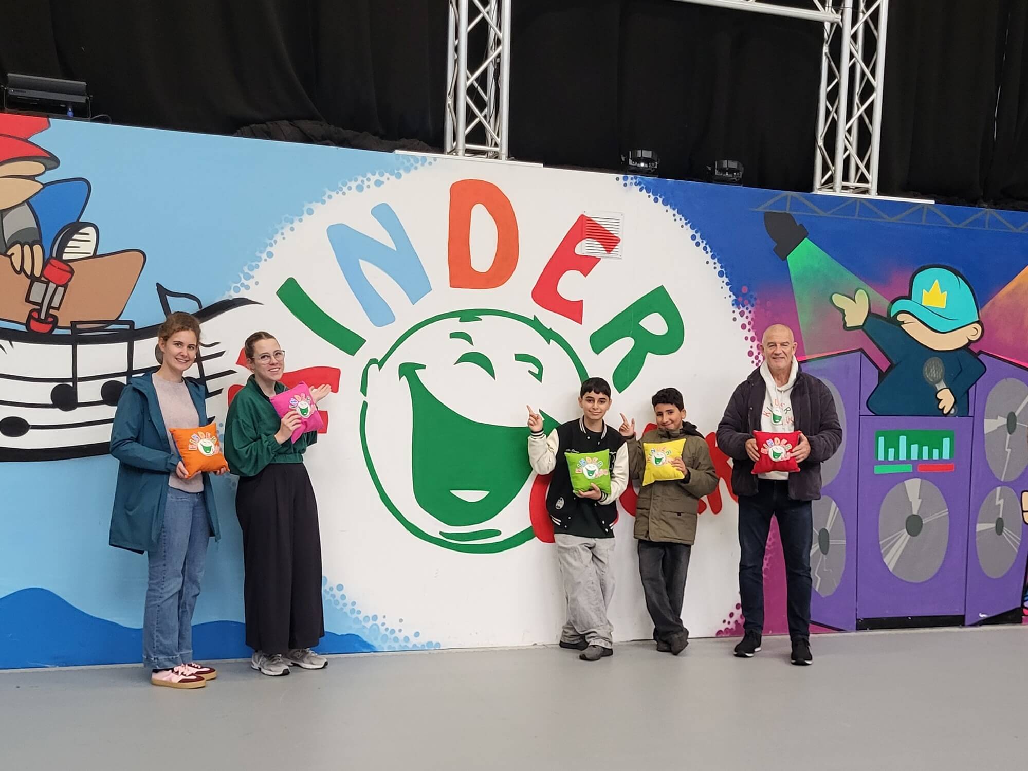 Schüler und Lehrer der Europaschule zu Besuch in der Halle Kinderglück.