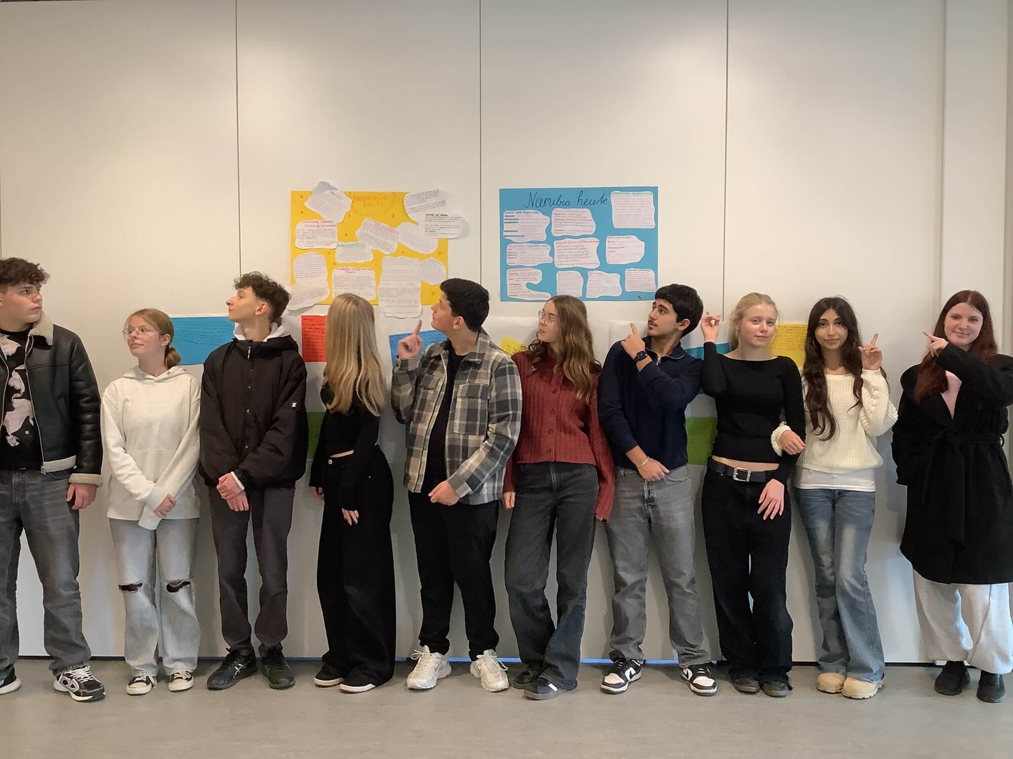 Schüler in der Ausstellung zum postkolonialen Klassenzimmer.