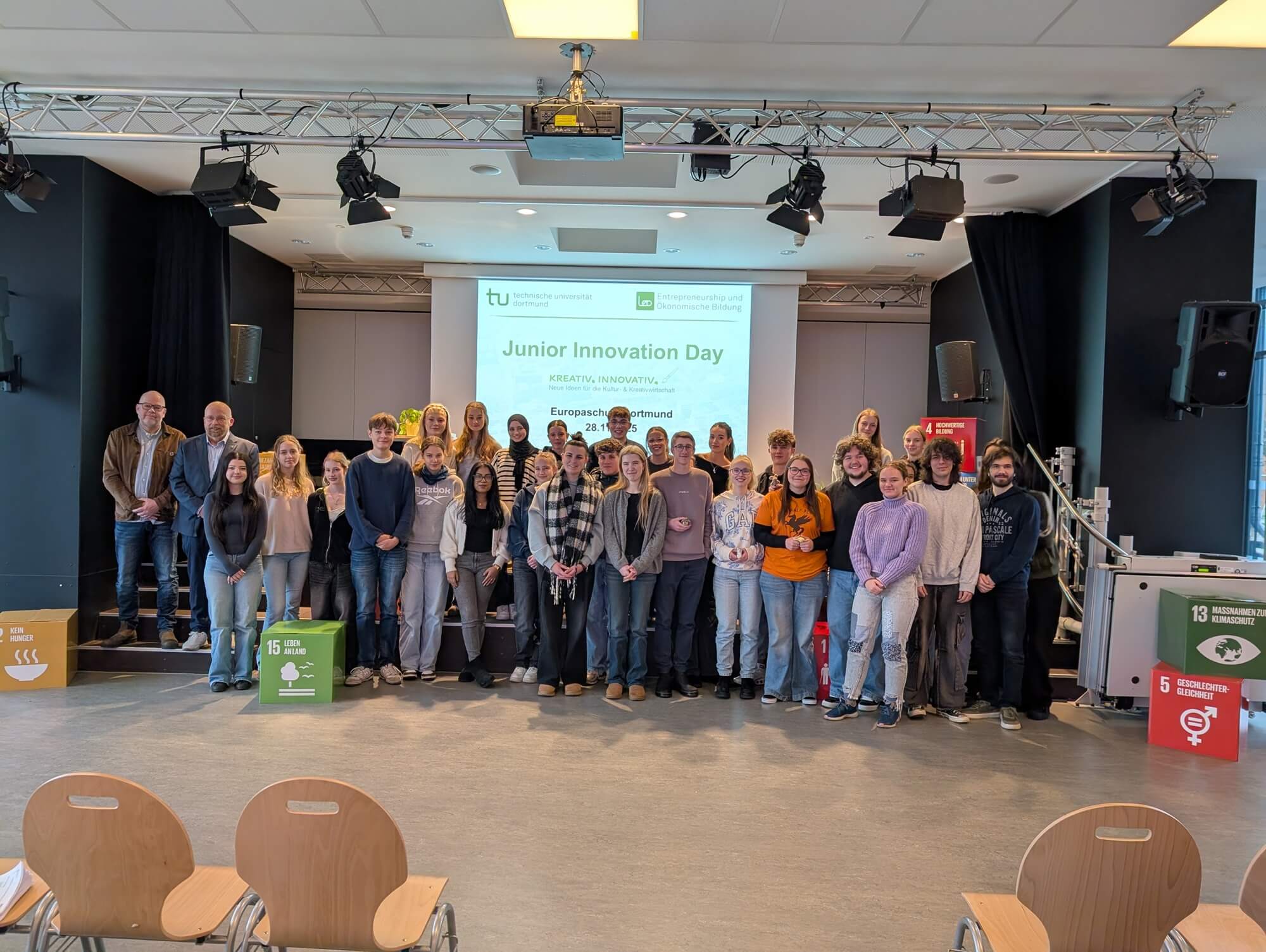 Gruppenfoto: Schüler der Q1, Prof. Dr. Liening, Hr. Girrulat