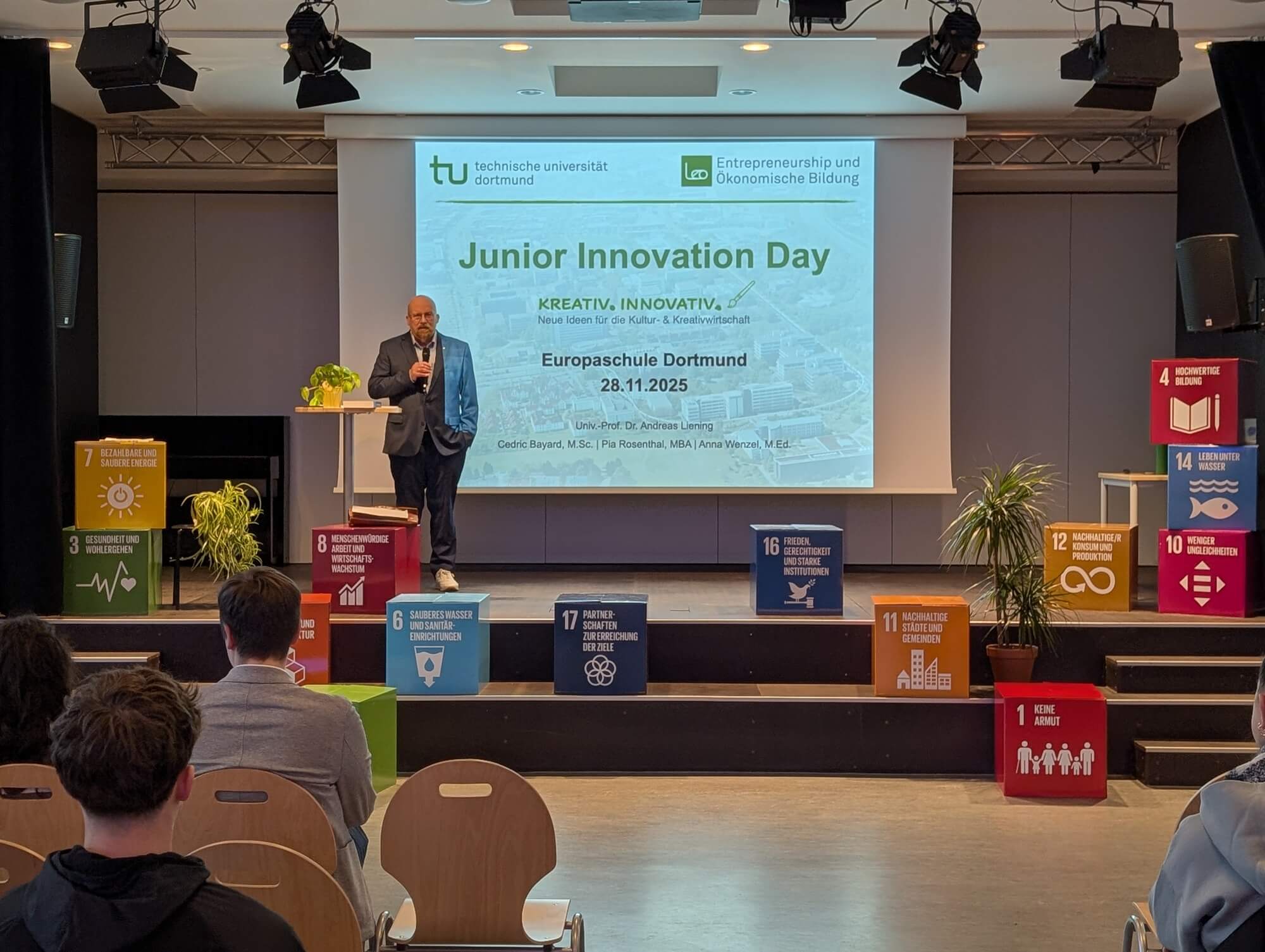 Junior Innovation Day 2025 IV Prof. Dr. Liening bei seinem einleitenden Vortrag.