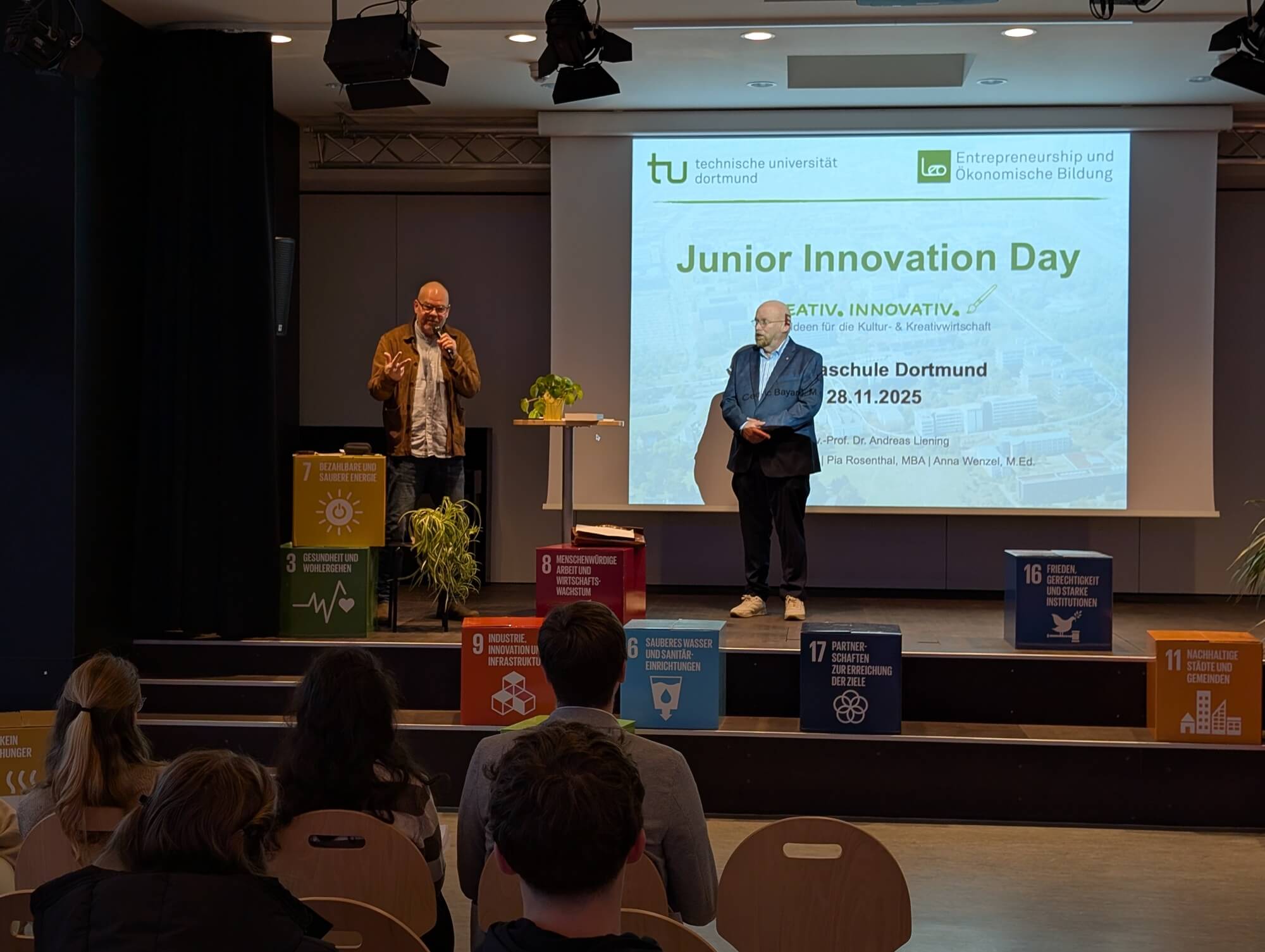 Junior Innovation Day 2025 V Prof. Dr. Liening und der Schulleiter der Europaschule, Herr Girrulat.