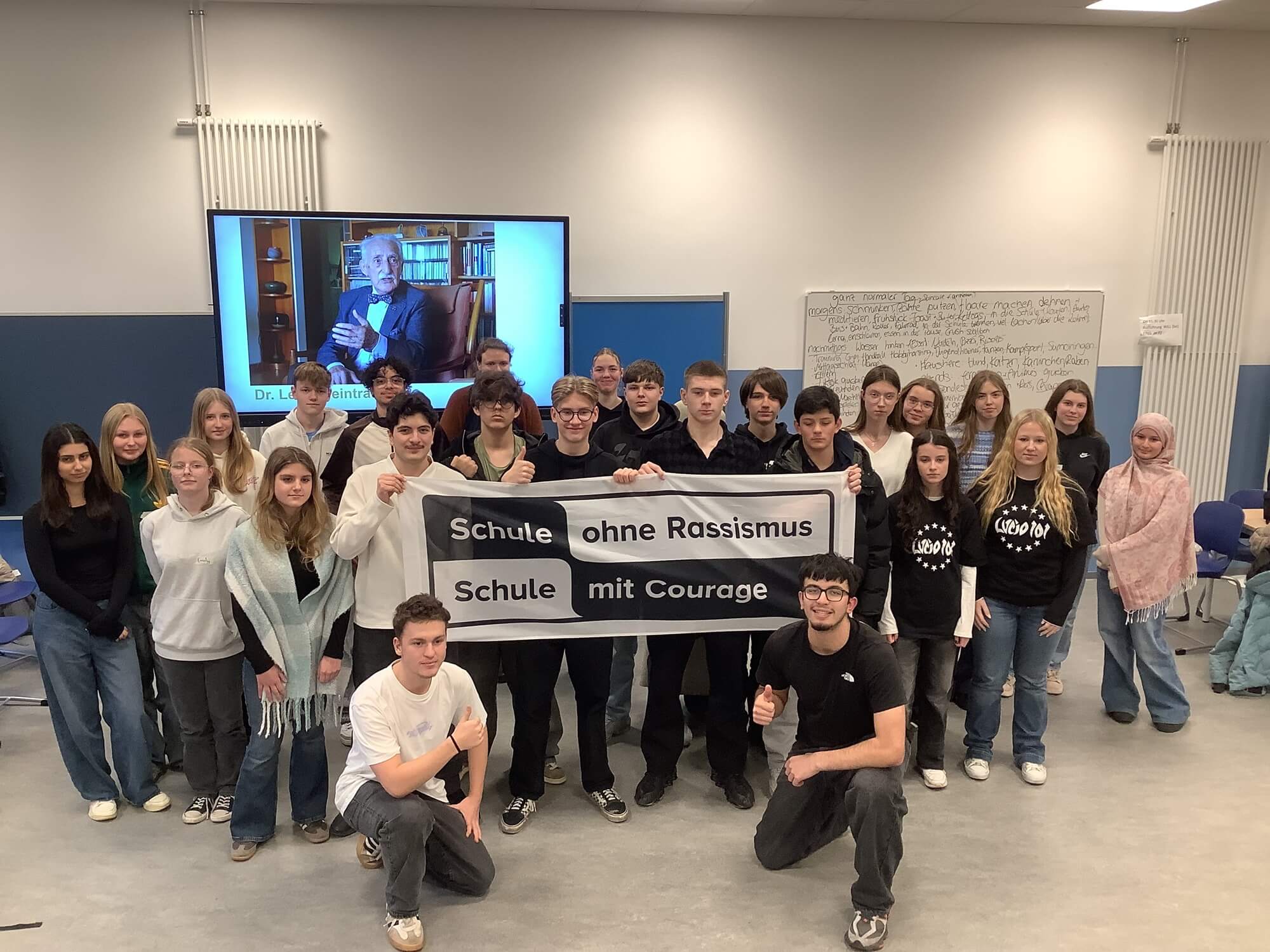 Gruppenbild aller Teilnehmer.