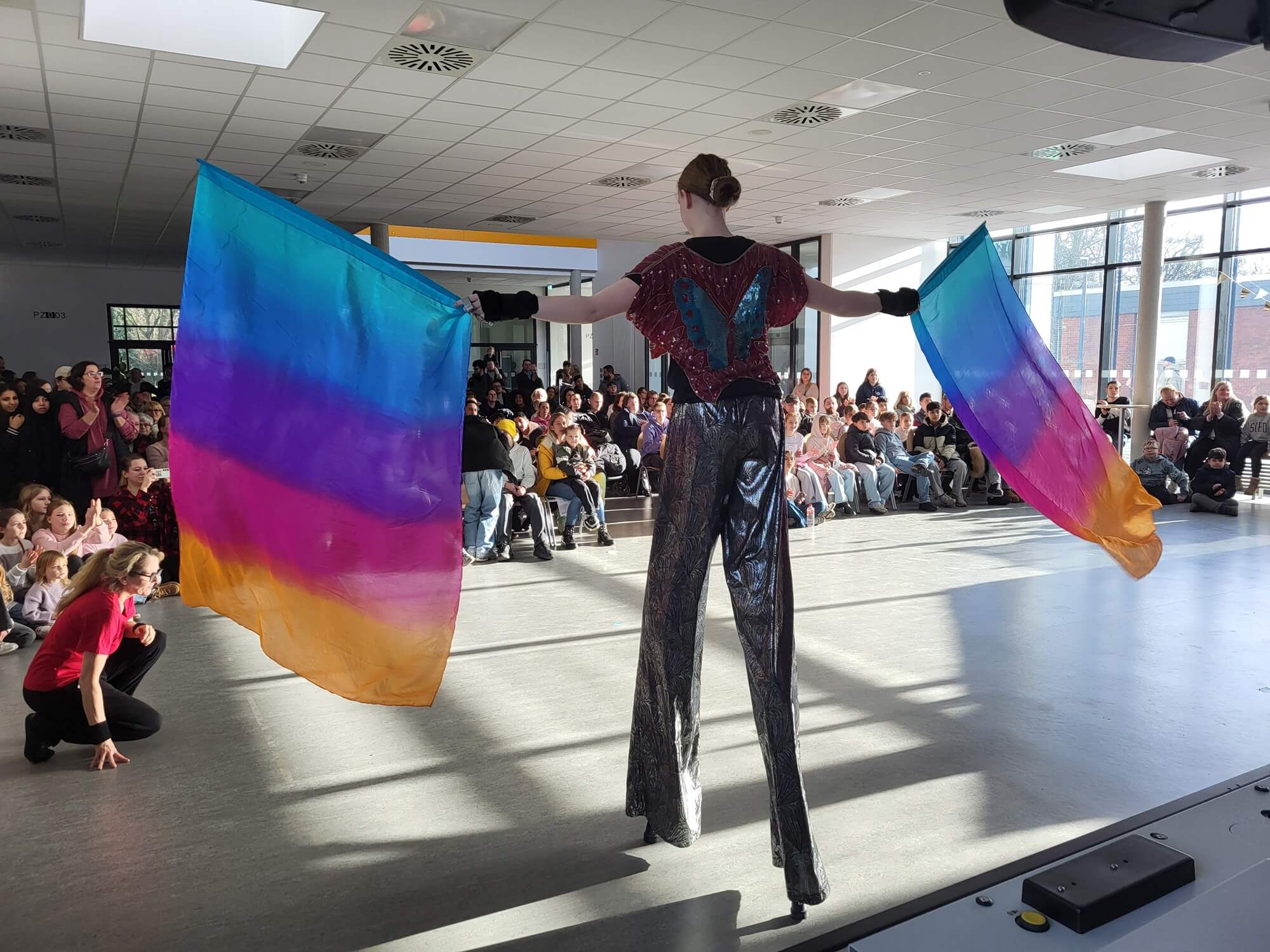 Eine Schülerin der Zirkus-AG bei einer Aufführung am Tag der offenen Tür.